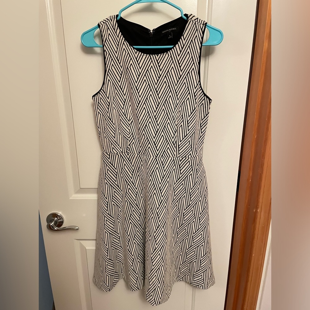 Banana Republic Size 4 Black & White Dress